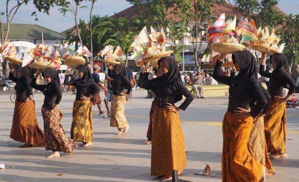 Sekda Sidoarjo Beri Apresiasi SMP Negeri 1 Sukodono Tampilkan Seni Budaya di CFD