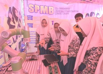 SMK Krian 2 Sidoarjo Pukau Siswa SMP Negeri 2 Wonoayu Dengan Robot Industri Senilai Rp 2 M