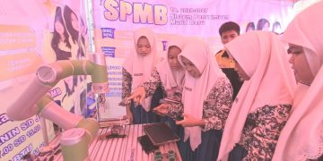 SMK Krian 2 Sidoarjo Pukau Siswa SMP Negeri 2 Wonoayu dengan Robot Industri Senilai Rp 2 M
