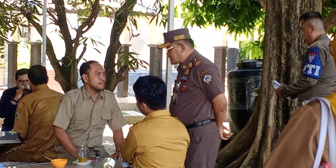 Asyik Ngopi Saat Jam Kerja, Belasan ASN ‘Mbeling’ Terjaring Operasi Satpol PP Gresik