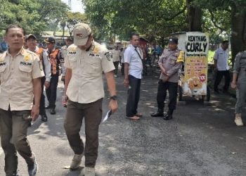 Tak Lagi Berikan Toleransi, Pemkab Kediri Garuk Gerobak yang Ditinggal di SLG