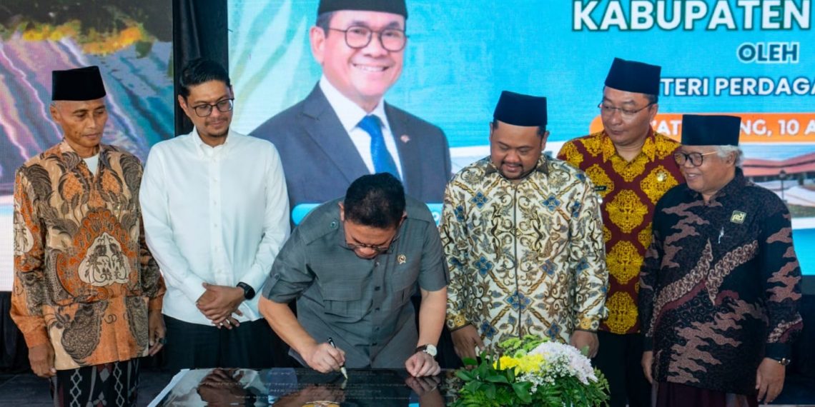Bupati Gresik Dampingi Mendag Budi Santoso Resmikan Pasar Tematik Industri Sidayu, Dorong Kebersihan Lewat Gernas Mapan dan Terapkan Transaksi Digital