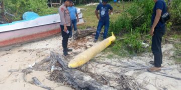 Benda Mirip Torpedo Gegerkan Warga Sumenep, Ditemukan Di Pinggir Pantai