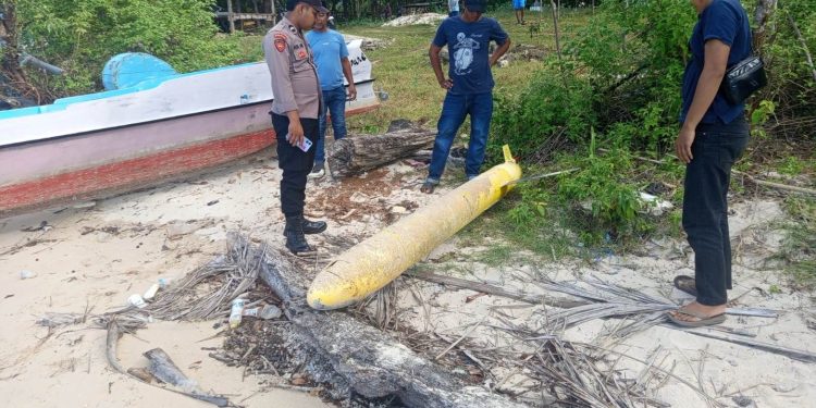 Benda Mirip Torpedo Gegerkan Warga Sumenep, Ditemukan Di Pinggir Pantai