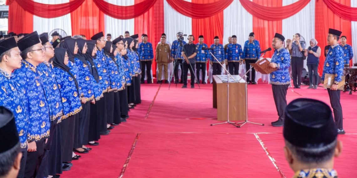 Bupati Gresik Serahkan SK Pengangkatan PNS dan perpanjangan PPPK Formasi 2021