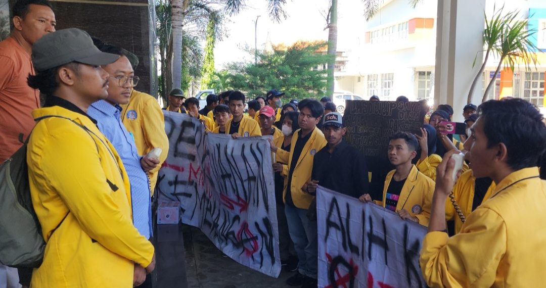 Puluhan Mahasiswa Tuntut Manajemen ITICM Sidoarjo: Evaluasi Pembenahan