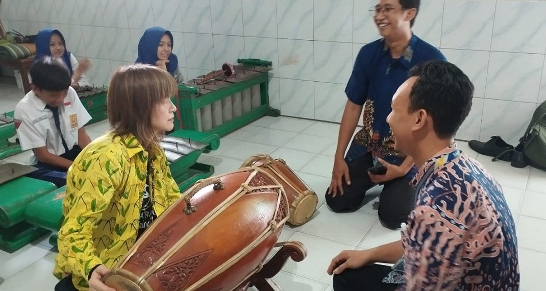 Sensei Takeya Sachiko Dari Jepang Belajar Karawitan di SMP PGRI 1 Buduran