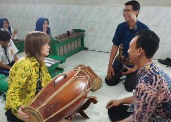 Sensei Takeya Sachiko Dari Jepang Belajar Karawitan di SMP PGRI 1 Buduran