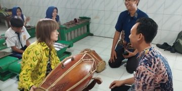 Sensei Takeya Sachiko Dari Jepang Belajar Karawitan di SMP PGRI 1 Buduran