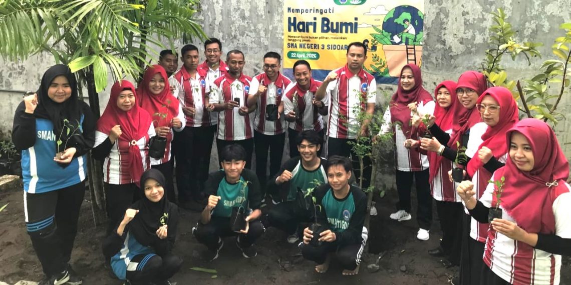 Keluarga Besar SMA Negeri 3 Sidoarjo Merawat Bumi Dengan Menanam Pohon Penghijauan 