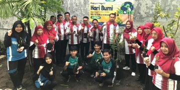 Keluarga Besar SMA Negeri 3 Sidoarjo Merawat Bumi Dengan Menanam Pohon Penghijauan 