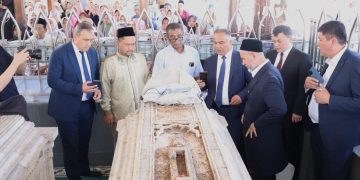Didampingi Bupati Gresik, Gubernur Samarkand Uzbekistan Ziarahi Makam Maulana Malik Ibrahim