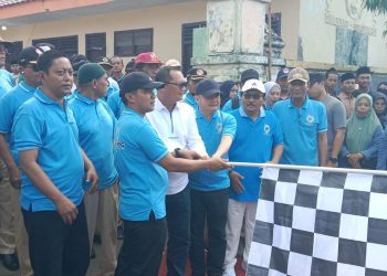 Jalan Sehat Formasi MBG di Bangkalan Semarak, SPPG Al Anwar Group Salurkan 800 Beasiswa