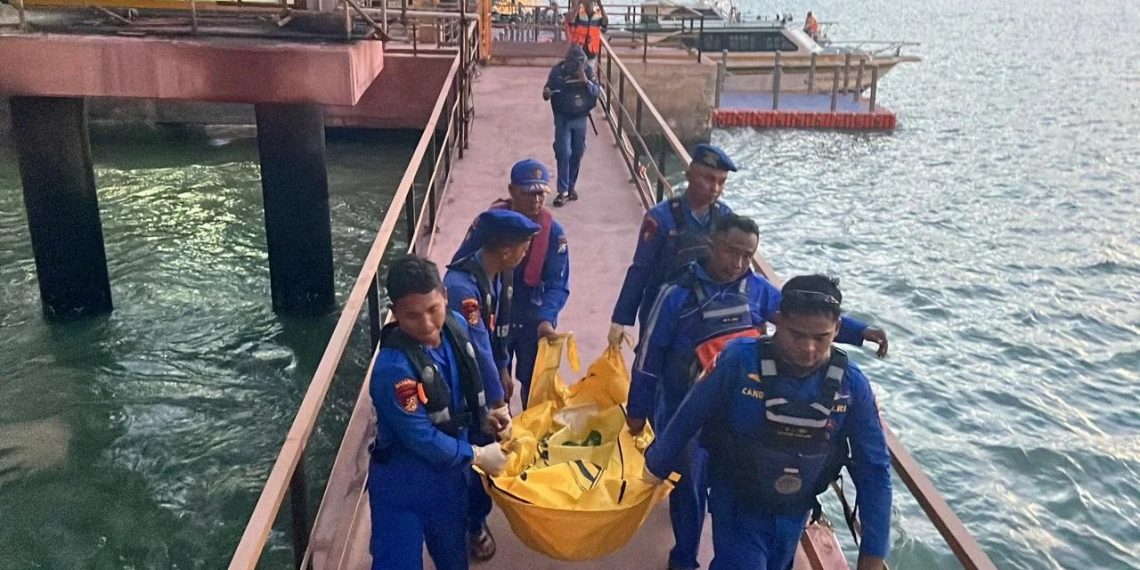 Respons Cepat Satpolairud Polres Gresik Evakuasi Jasad Lansia di Dermaga Pelabuhan Petro