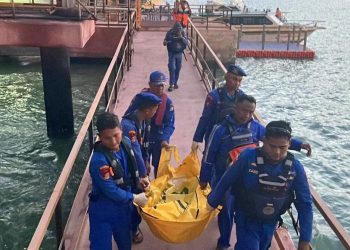 Respons Cepat Satpolairud Polres Gresik Evakuasi Jasad Lansia di Dermaga Pelabuhan Petro