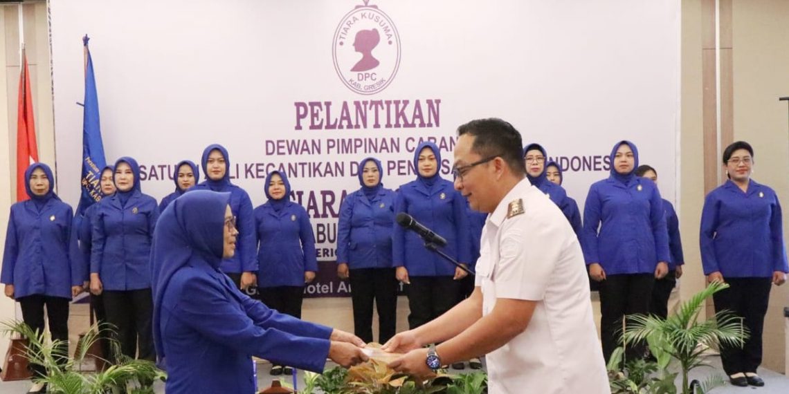 Lantik Pengurus Tiara Kusuma Gresik, Wabup Alif Dorong Pelaku Usaha Kecantikan Adaptif dan Inovatif