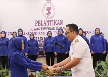 Lantik Pengurus Tiara Kusuma Gresik, Wabup Alif Dorong Pelaku Usaha Kecantikan Adaptif dan Inovatif