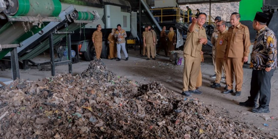Belajar Kelola Sampah Modern, Bupati Lamongan Kunjungi TPA Ngipik, Wujudkan PSEL bersama Bupati Gresik