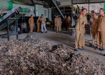Belajar Kelola Sampah Modern, Bupati Lamongan Kunjungi TPA Ngipik, Wujudkan PSEL bersama Bupati Gresik