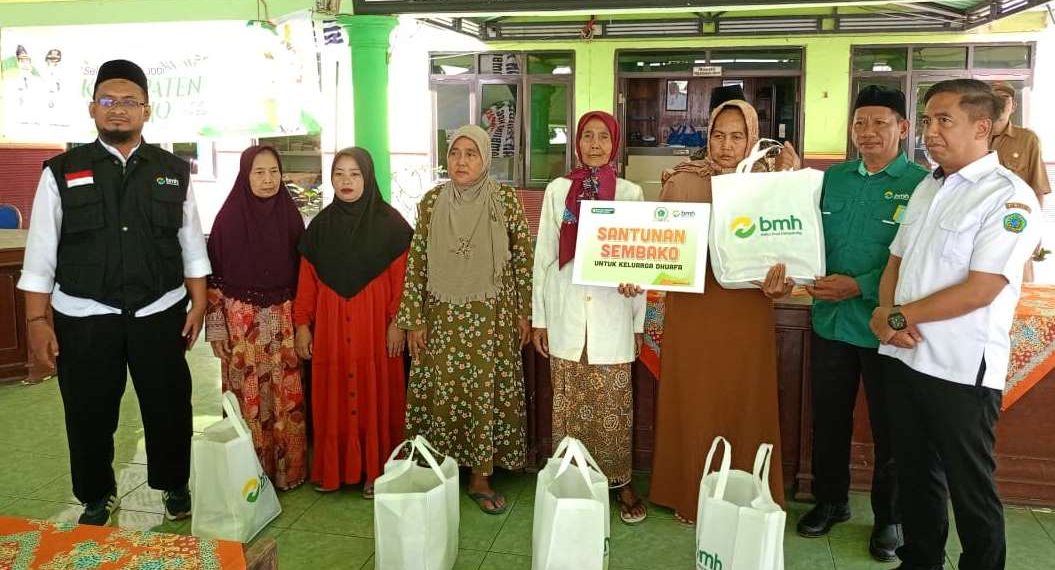 BMH Unit Sidoarjo Bersama Donatur Salurkan Paket Sembako di Jabon