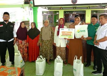 BMH Unit Sidoarjo Bersama Donatur Salurkan Paket Sembako di Jabon