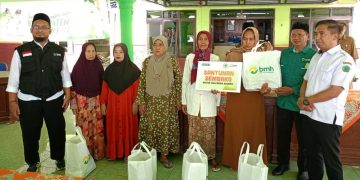 BMH Unit Sidoarjo Bersama Donatur Salurkan Paket Sembako di Jabon