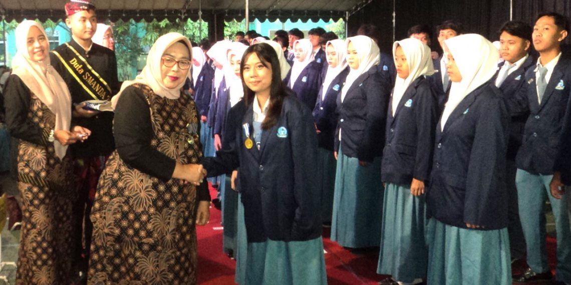 SMA Negeri 2 Sidoarjo Melepas Siswanya Dengan Penuh Apresiasi  