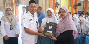 Keluarga Besar SMA Negeri 1 Gedangan Melepas Siswanya Dengan Doa Kesuksesan