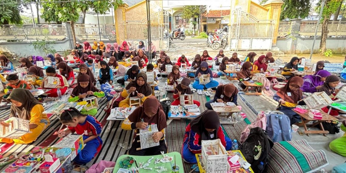 Lestarikan Budaya Lokal, Ratusan Siswa SD se-Kecamatan Benjeng Meriahkan Festival Damar Kurung