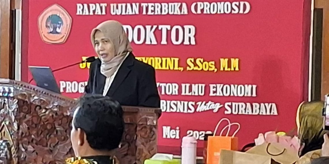 Teliti Green Logistics, Juli Dosen STIAMAK Lulus Cumlaude dan Berhak Menyandang Gelar Doktor