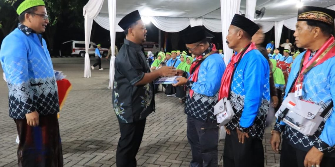 Berangkatkan Kloter 46, Bupati Yani Minta Jamaah Fokus Ibadah dan Jaga Kesehatan