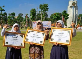 Bupati Sidoarjo Beri Tiga Penghargaan Kepada SMP Negeri 1 Sedati