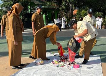 SMA Negeri 1 Krembung Lakukan Penertiban Kosmetik Milik Siswinya