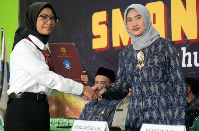 Siswa SMA Negeri 1 Krembung Dilepas Dengan Keharuan dan Kebanggaan