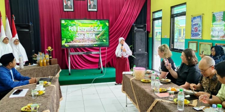 Penerapan Pendidikan Perubahan Iklim SDIT El Haq Jadi Inspirasi Delegasi Australia