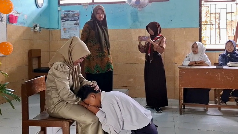 SMP Negeri 2 Jabon Ajari Siswanya Tawaduk pada Orang Tua