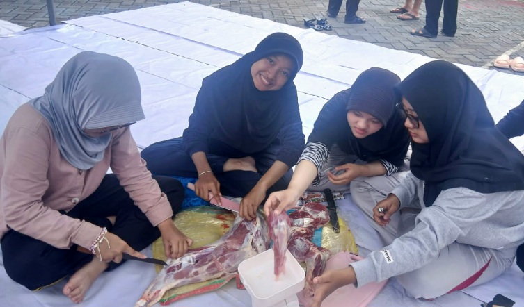 SMA Negeri 1 Waru Tanamkan Jiwa Kebersamaan Melalui Idul Adha