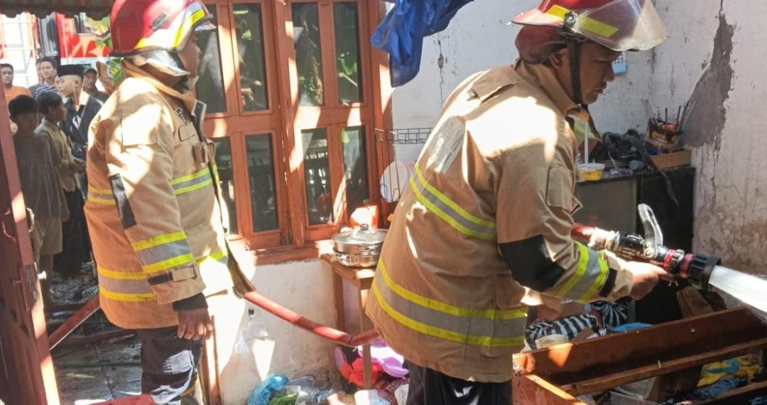 Sehari, Tiga Kebakaran Beruntun di Kediri: Kasur Meledak, Kandang Sapi Terbakar, Lahan Tebu Hangus Rp 275 Juta