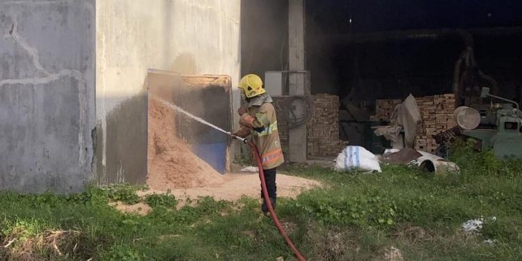 Kebakaran Pabrik Kayu di Pare Kediri Dipicu Percikan Mesin, Damkar Bergerak Cegah Api Meluas