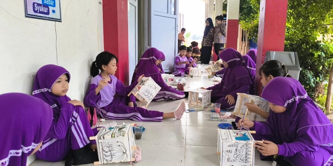 Menggantang Asa di Sumbu Tradisi, Ratusan Kanvas Damar Kurung Tergores di SDN 94 Gresik