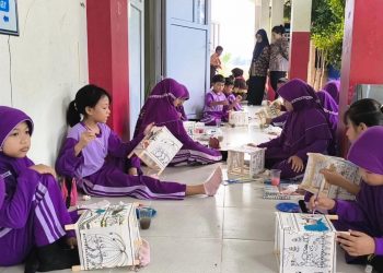 Menggantang Asa di Sumbu Tradisi, Ratusan Kanvas Damar Kurung Tergores di SDN 94 Gresik