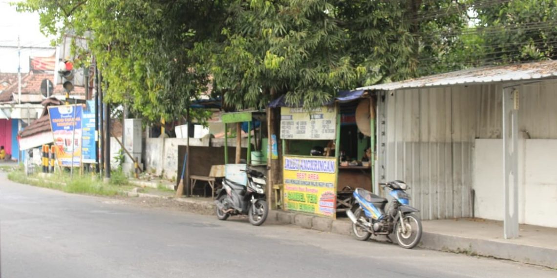 Usai Penertiban di SLG, Trotoar di Pare Masih Dipenuhi Lapak PKL