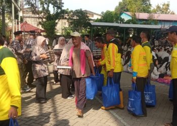 Syukuri Siswanya Lulus 100 Persen, SMK PGRI 1 Gresik Bagikan Sembako kepada Ratusan Tukang Becak dan Pasukan Kuning