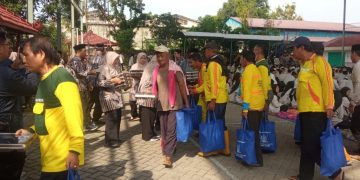 Syukuri Siswanya Lulus 100 Persen, SMK PGRI 1 Gresik Bagikan Sembako kepada Ratusan Tukang Becak dan Pasukan Kuning