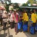 Syukuri Siswanya Lulus 100 Persen, SMK PGRI 1 Gresik Bagikan Sembako kepada Ratusan Tukang Becak dan Pasukan Kuning