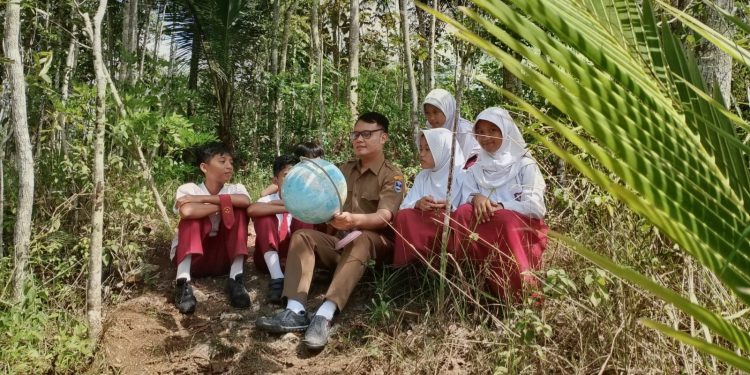 Sekolah di Ujung Sawah dan Mesin-mesin Masa Depan