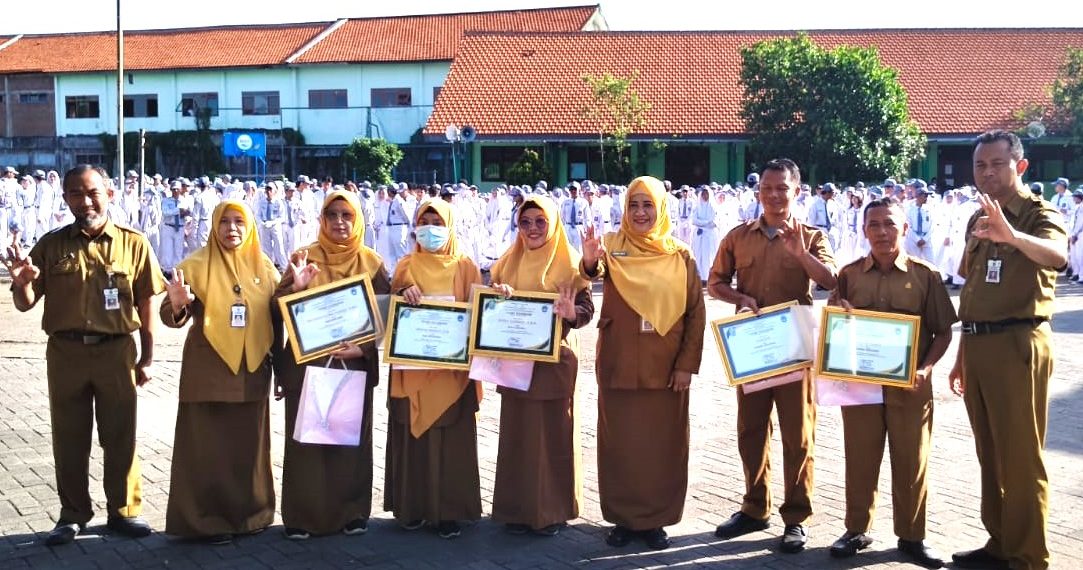 SMA Negeri 3 Sidoarjo Beri Penghargaan Pada Guru Berdedikasi dan Siswa Berprestasi
