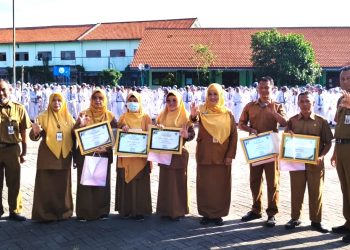 SMA Negeri 3 Sidoarjo Beri Penghargaan Pada Guru Berdedikasi dan Siswa Berprestasi