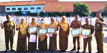 SMA Negeri 3 Sidoarjo Beri Penghargaan Pada Guru Berdedikasi dan Siswa Berprestasi