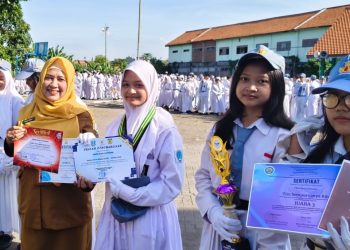 Keren..! Amira Siswa SMA Negeri 3 Sidoarjo Bisa Juara Karate, Renang dan Seni
